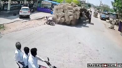 Náklad sena z traktoru málem zavalil motocyklistu