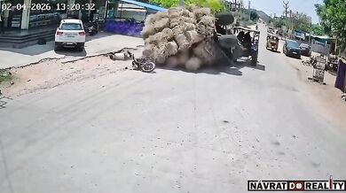 Náklad sena z traktoru málem zavalil motocyklistu
