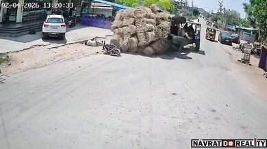 Náklad sena z traktoru málem zavalil motocyklistu
