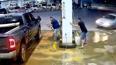 Nehoda v Brazílii: Auto v rychlosti vtrhlo na čerpací stanici a zdemolovalo stojan