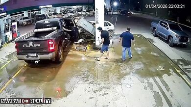 Nehoda v Brazílii: Auto v rychlosti vtrhlo na čerpací stanici a zdemolovalo stojan