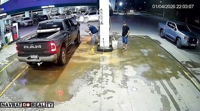 Nehoda v Brazílii: Auto v rychlosti vtrhlo na čerpací stanici a zdemolovalo stojan