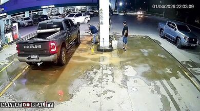 Nehoda v Brazílii: Auto v rychlosti vtrhlo na čerpací stanici a zdemolovalo stojan