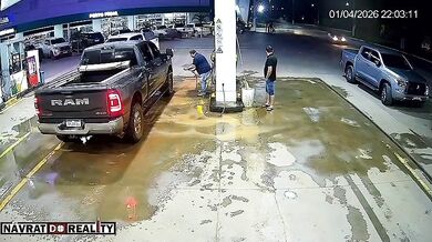 Nehoda v Brazílii: Auto v rychlosti vtrhlo na čerpací stanici a zdemolovalo stojan