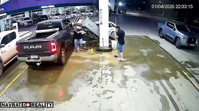 Nehoda v Brazílii: Auto v rychlosti vtrhlo na čerpací stanici a zdemolovalo stojan