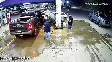 Nehoda v Brazílii: Auto v rychlosti vtrhlo na čerpací stanici a zdemolovalo stojan