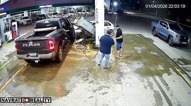 Nehoda v Brazílii: Auto v rychlosti vtrhlo na čerpací stanici a zdemolovalo stojan