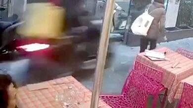 Dramatická honička v Neapoli: Kurýr při útěku před policií srazil seniorku