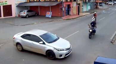 Střet motorkáře s automobilem na křižovatce