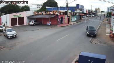 Střet motorkáře s automobilem na křižovatce