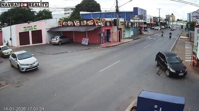Střet motorkáře s automobilem na křižovatce