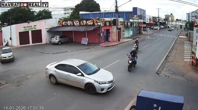 Střet motorkáře s automobilem na křižovatce