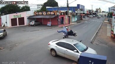 Střet motorkáře s automobilem na křižovatce