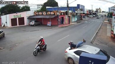 Střet motorkáře s automobilem na křižovatce