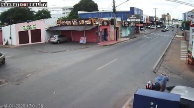 Střet motorkáře s automobilem na křižovatce