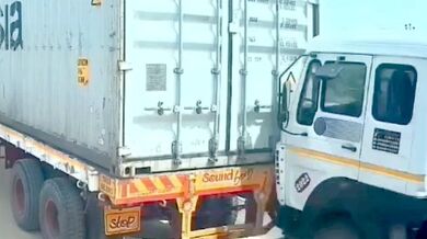 Kamión zezadu narazil do jiného stojícího kamiónu