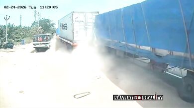Kamión zezadu narazil do jiného stojícího kamiónu
