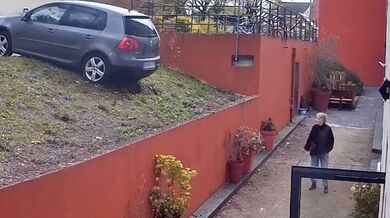 Nezajištěné auto se samovolně rozjelo proti ženě