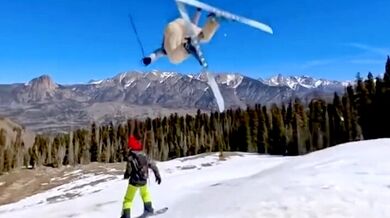 Lyžař při freestyle skoku těsně a stylově minul snowboardistu