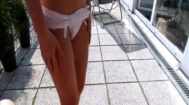 Sexy kočka rajtuje na mém velkém péru na balkoně