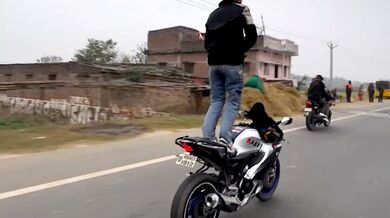 Tu helmu si neměl sundávat...