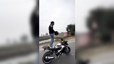 Tu helmu si neměl sundávat...