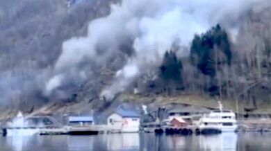 Skalní sesuv v norské obci Fjæra poškodil několik vozidel