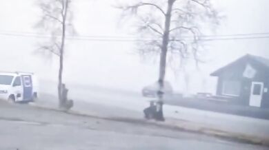Skalní sesuv v norské obci Fjæra poškodil několik vozidel