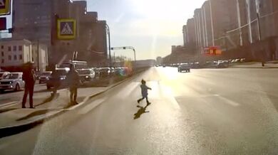 Zázrak v Petrohradě: Dítě vběhlo do rušné křižovatky na červenou, řidiči stihli včas zareagovat