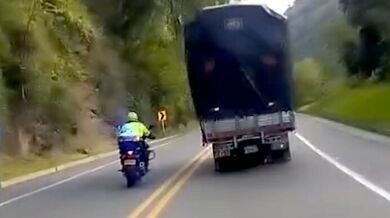 Řidič kamionu zemřel po pádu do propasti při útěku před policií