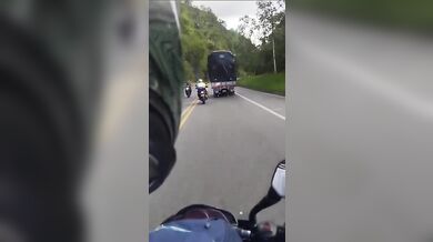 Řidič kamionu zemřel po pádu do propasti při útěku před policií