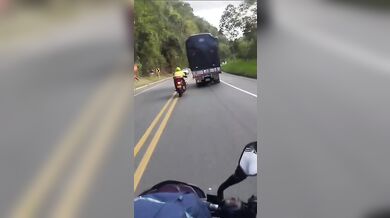 Řidič kamionu zemřel po pádu do propasti při útěku před policií