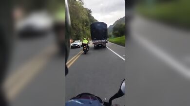 Řidič kamionu zemřel po pádu do propasti při útěku před policií