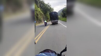 Řidič kamionu zemřel po pádu do propasti při útěku před policií