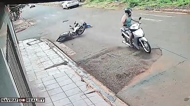Neúspěšný útěk před policií v Pontalu: Motocyklista při honičce nezvládl řízení a havaroval