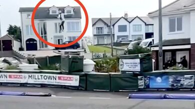 Zázračné přežití na North West 200: Paul Cassidy vyvázl z děsivé havárie v obytné zóně