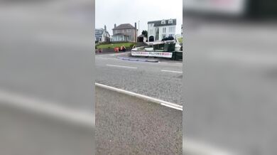 Zázračné přežití na North West 200: Paul Cassidy vyvázl z děsivé havárie v obytné zóně