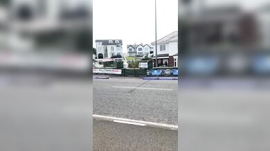 Zázračné přežití na North West 200: Paul Cassidy vyvázl z děsivé havárie v obytné zóně