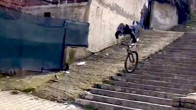 Brutální pád na kole při sjezdu ze schodů