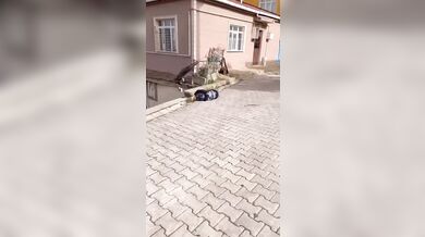 Brutální pád na kole při sjezdu ze schodů