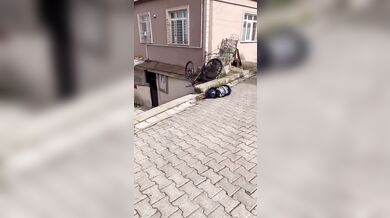 Brutální pád na kole při sjezdu ze schodů