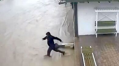 Hrdinský čin v Machačkale: Muž zachránil dítě z dravého proudu při stoletých záplavách