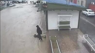 Hrdinský čin v Machačkale: Muž zachránil dítě z dravého proudu při stoletých záplavách