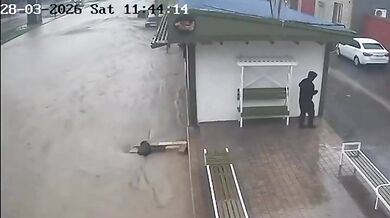 Hrdinský čin v Machačkale: Muž zachránil dítě z dravého proudu při stoletých záplavách