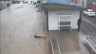 Hrdinský čin v Machačkale: Muž zachránil dítě z dravého proudu při stoletých záplavách