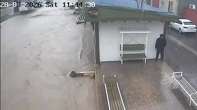Hrdinský čin v Machačkale: Muž zachránil dítě z dravého proudu při stoletých záplavách