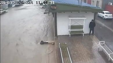 Hrdinský čin v Machačkale: Muž zachránil dítě z dravého proudu při stoletých záplavách