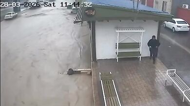 Hrdinský čin v Machačkale: Muž zachránil dítě z dravého proudu při stoletých záplavách