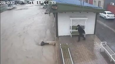 Hrdinský čin v Machačkale: Muž zachránil dítě z dravého proudu při stoletých záplavách
