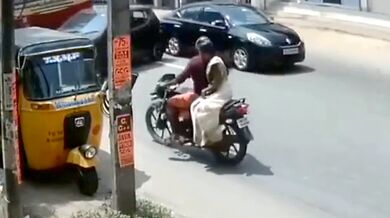 Tragická nehoda v indickém Kanjákumárí: Rozjetý autobus smetl auto i motocykl s manželským párem